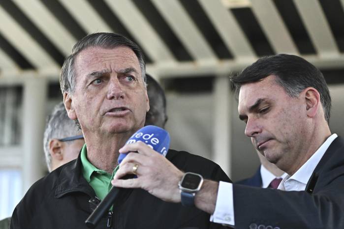 El expresidente de Brasil, Jair Bolsonaro (izq.) (2019-2022), habla durante una rueda de prensa frente al Senado Federal este jueves, en Brasilia.