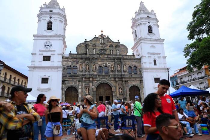 Visitantes nacionales y extranjeros asisten a la feria del Casco Peatonal en la Plaza de la Catedral.