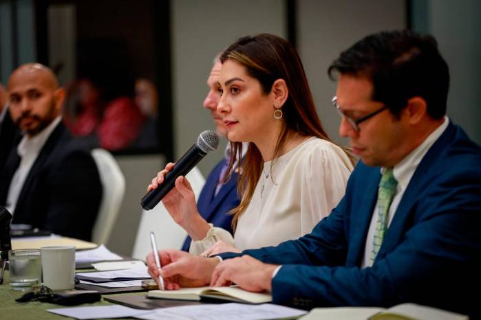 Representantes del gobierno de EE.UU. y especialistas nacionales durante el taller.