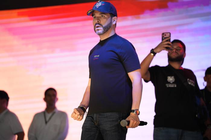 El candidato a la Presidencia de Colombia Abelardo de la Espriella reacciona durante un mitin de campaña este jueves, en Cali (Colombia).