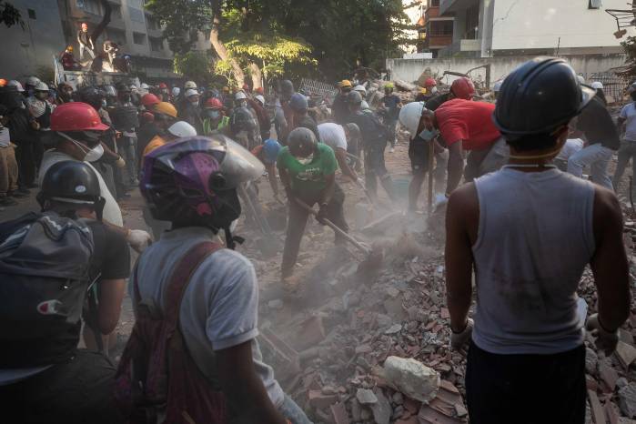 Las labores de rescate continúan mientras miles de familias esperan noticias de desaparecidos tras el devastador terremoto en Venezuela.