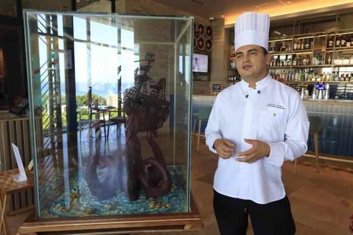 El chef pastelero Juan Arellano, habla durante una entrevista con EFE, en Barú (Colombia).