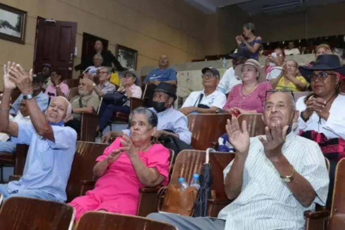 La nueva ley contempla descuentos de hasta 50% para adultos mayores, pero el sector empresarial advierte sobre su impacto económico.