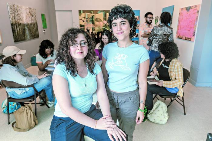 Diana Gateño, archivista y artista multidisciplinaria, e Isa Chevasco, curadora y archivista. Las mentes detrás de Biblioteca Celestina.