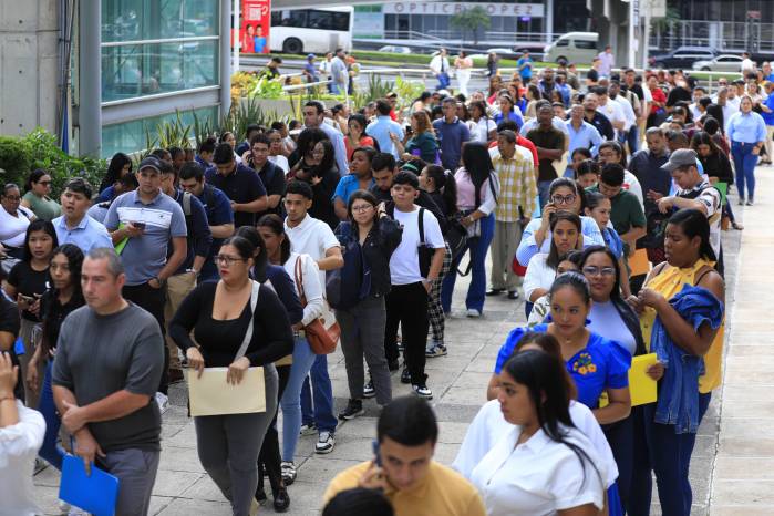Miles de personas acudieron a la feria de empleo.