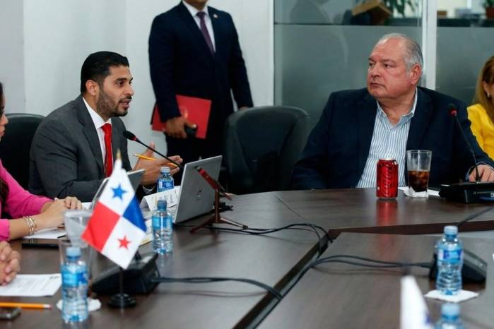 La discusión sobre un traslado de partida escaló cuando el diputado puso en duda el costo de la obra. El ministro defendió el presupuesto y el intercambio dominó la sesión de la comisión.