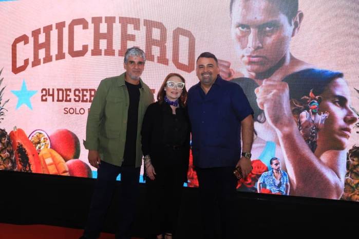 Los directores de ‘Chichero’ Aaron Bromley y Arturo Montenegro, junto con la diputada Paulette Thomas.