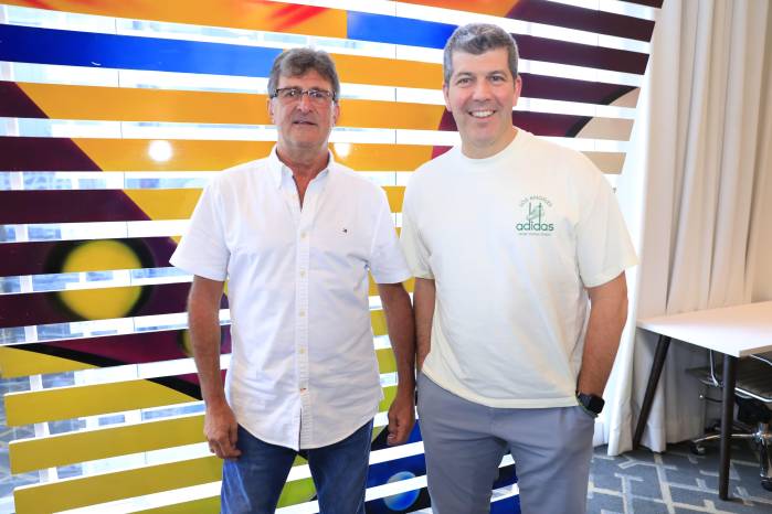 El campeón del mundo con la selección de Argentina, Mario Kempes (izq.) y el periodista deportivo, Fernando Palomo.