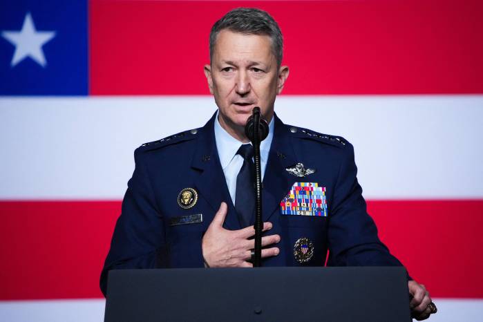 El general Dan Caine, jefe del Estado Mayor Conjunto de EE.UU., se dirige al Caribe en medio del mayor despliegue naval estadounidense en décadas, en medio de la tensión con Venezuela.