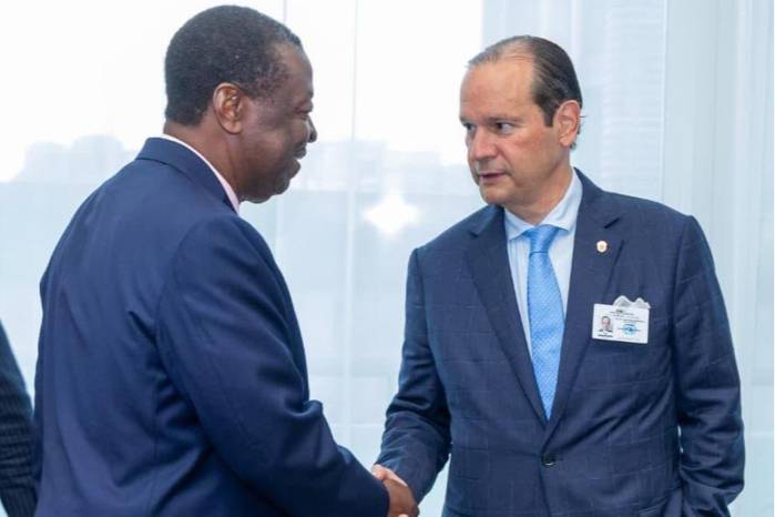 El canciller Javier Martínez-Acha Vásquez (izq.) reunido con Secretario del Gabinete para Asuntos Exteriores y de la Diáspora de Kenia, Musalia Mudavadi.