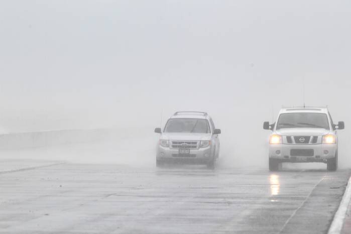 Dos autos transitan durante la intensa lluvia en el puerto de Veracruz (México). Imagen de archivo. EFE/Ulises Ruiz Basurto