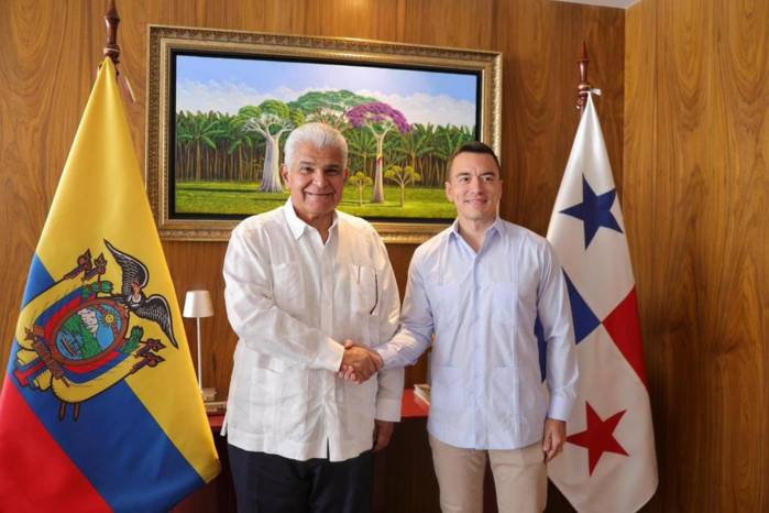 De izquierda a derecha: el presidente de Panamá, José Raúl Mulino, y su homólogo de Ecuador, Daniel Noboa, se estrechan la mano tras la reunión bilateral en Guayaquil.