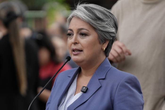 AME8296. SANTIAGO (CHILE), 14/12/2025.- La candidata a la Presidencia de Chile por el partido Unidad por Chile, Jeannette Jara, habla con periodistas este domingo, en Santiago de Chile (Chile). Jara admitió su derrota frente al ultraderechista José Antonio Kast en la segunda vuelta de las elecciones presidenciales de Chile. EFE/ Adriana Thomasa