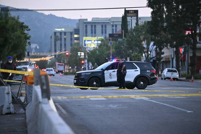Un oficial asegura la escena cerca de un vehículo que se estrelló contra una multitud en Hollywood.