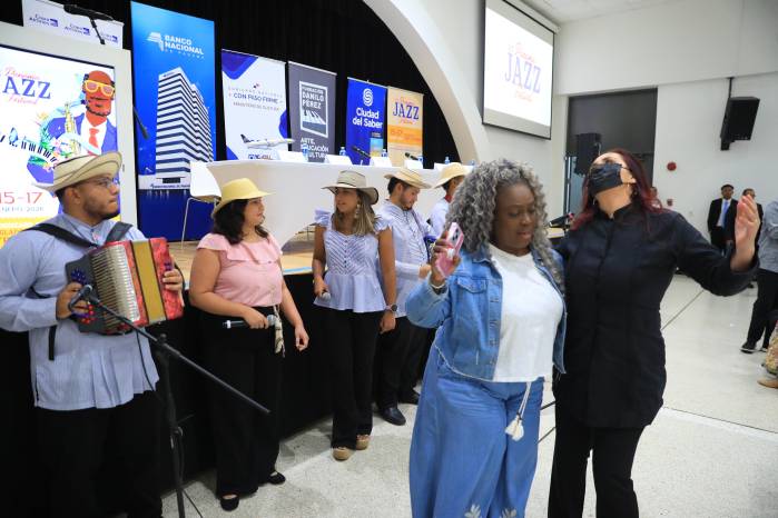 La ‘dama del jazz’, la cantante Idania Dowman y la directora ejecutiva del festival Patricia Zárate de Pérez, bailando al son de la actuación de las agrupaciones de música típica Vitradanzas Panamá y Tuna La Candela.