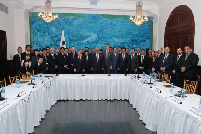 Delegación japonesa junto al Gabinete de la República.