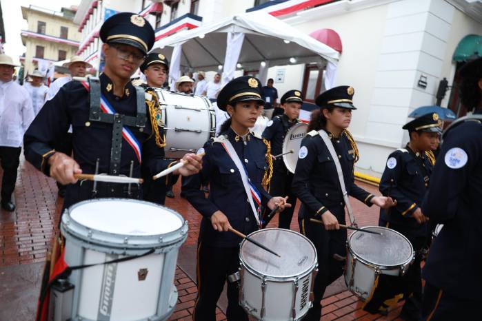 A pesar de la lluvia y el mal clima, las delegaciones cívicas y estudiantiles desfilaron con orgullo, demostrando que el amor a la patria no se detiene.