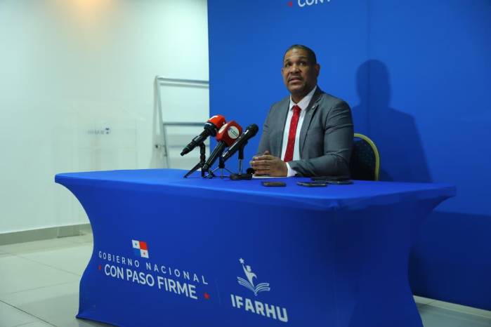 el director general del IFARHU, Carlos Godoy,