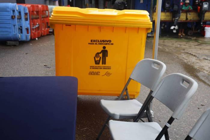 La AMP y ARAP entregaron a pescadores del área de La Boca cestos exclusivos para el descarte de redes “fantasmas” o en desuso.