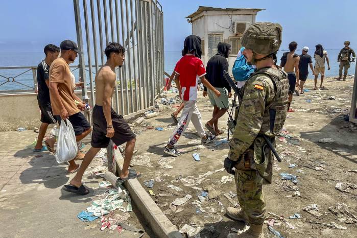 El número de cadáveres encontrados en las últimas horas en la costa de la ciudad española de Ceuta tras la entrada masiva de personas procedentes de Marruecos asciende ya a 43, informaron a EFE fuentes policiales.