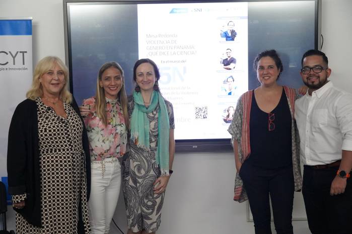 Los especialistas Sandra Sharry, Ivonne Torre, Amanda Gabster, Eugenia Rodríguez y Eloy Núñez
