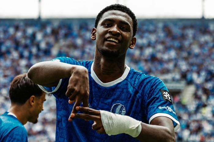 El joven delantero, fichado por cinco temporadas, comenzó su aventura en Bélgica dejando su sello en el marcador.