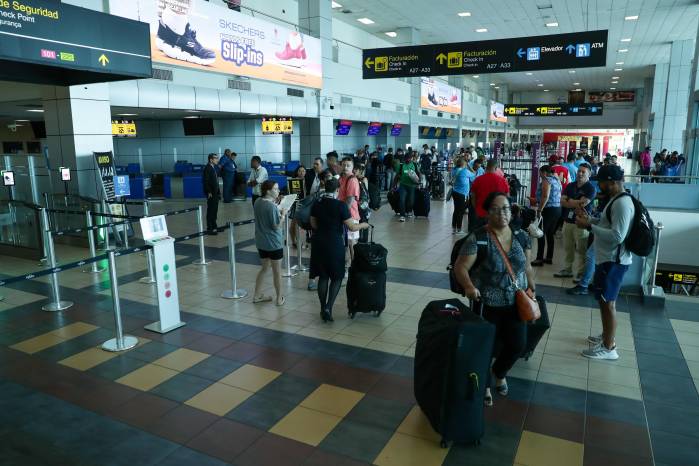 Viajeros transitando en la terminal 1 del Aeropuerto Internacional de Tocumen.