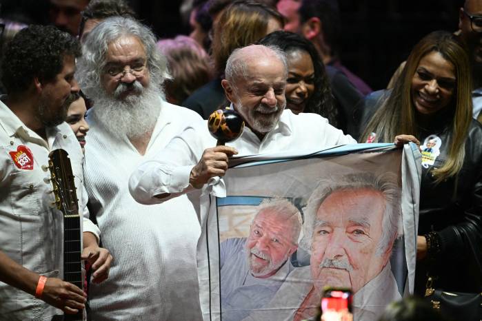 Consciente de que cada voto de los 33 millones de abstencionistas que decidieron quedarse en casa en la primera vuelta de las elecciones, el candidato presidente le dio un impulso renovado a su campaña.