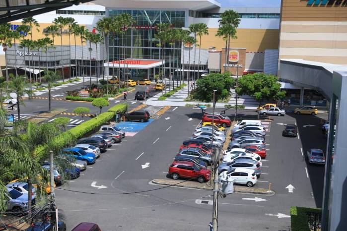 Estacionamientos llenos en los diferentes centros comerciales.