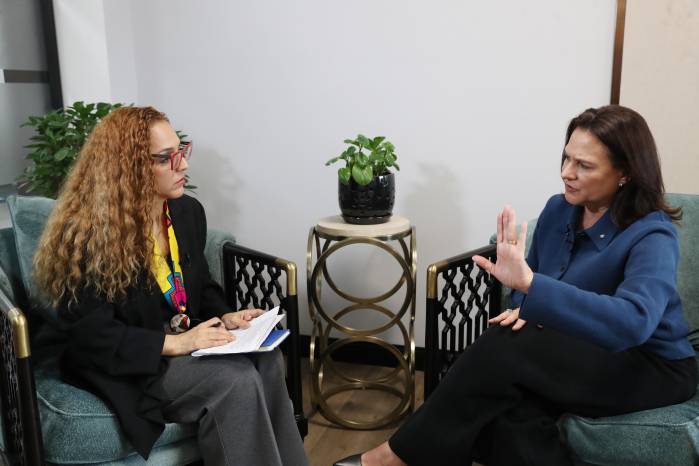 La periodista Mary Triny Zea entrevista a Ilya Espino de Marotta. La Estrella de Panamá/Erick Marciscano