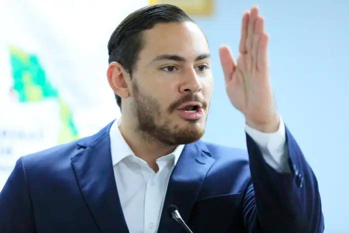 Juan Diego Vásquez cuestiona cómo se aprobaron $500 mil en una tarde.