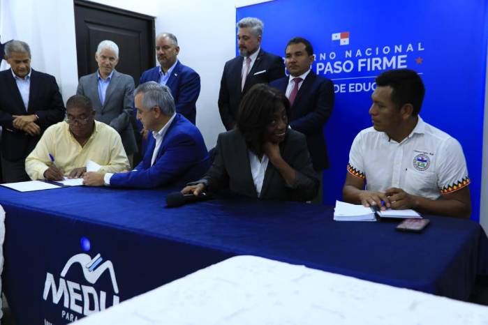Luego una maratónica jornada de diálogo, que comenzó al mediodía y terminó a las 7:00 p.m. del 11 de julio, un total de 17 gremios docentes, de los 21, firmaron un acuerdo.
