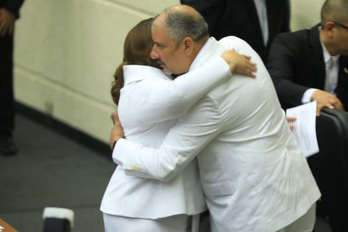Herrera fue juramentado por la diputada presidente saliente, Dana Castañeda.