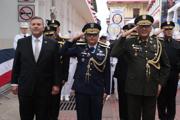 Las diferentes autoridades de estamentos de seguridad rinden honor a la patria.