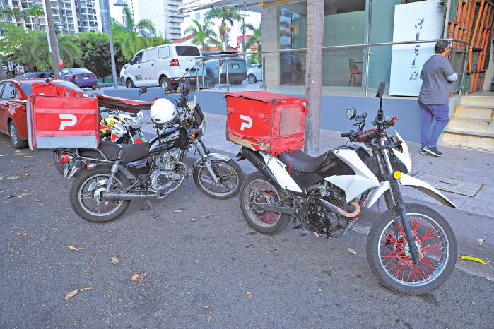 Motorizados de PedidosYa mantienen el paro iniciado el 13 de abril en rechazo al modelo de pago por kilometraje, que —según denuncian— reduce sus ingresos.