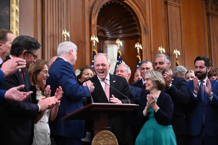 El líder de la mayoría de la Cámara de Representantes, Steve Scalise, republicano por Luisiana (centro), junto a legisladores republicanos celebran la aprobación del proyecto de ley fiscal.