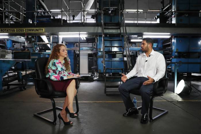 Jhonathan Vega es entrevistado por la periodista Mary Triny Zea, en la rotativa de La Estrella de Panamá