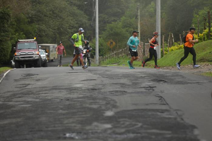 Carretera en medio de una calle desgastada.