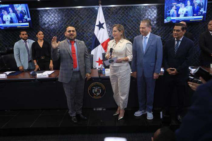 El diputado Jamis Acosta es juramentado presidente de la Comisión de Comercio.