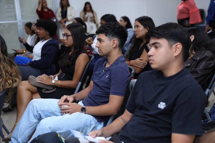 Estudiantes universitarios durante el foro.