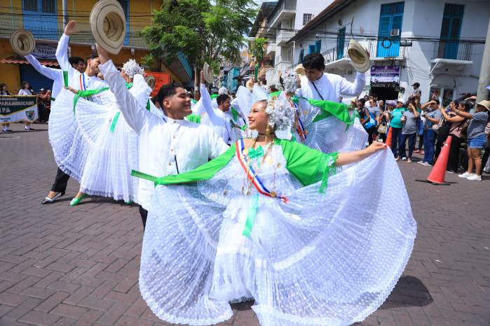 El mismo paralelismo entre el cielo oscuro y el traje típico panameño, engalana los colores de la avenida.