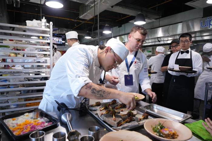 El panameño Andrei Lam y su mentor Lorenzo Di Gravio durante la competencia.