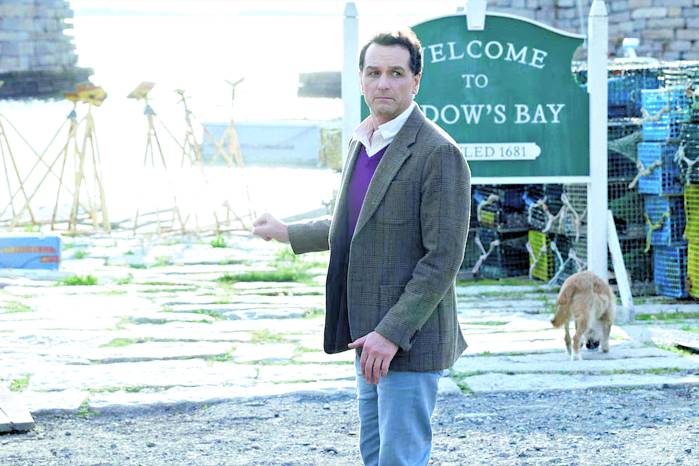 El alcalde Tom Loftis (Matthew Rhys) quiere convertir la isla de Widow’s Bay en un destino turístico al nivel de Martha’s Vineyard.