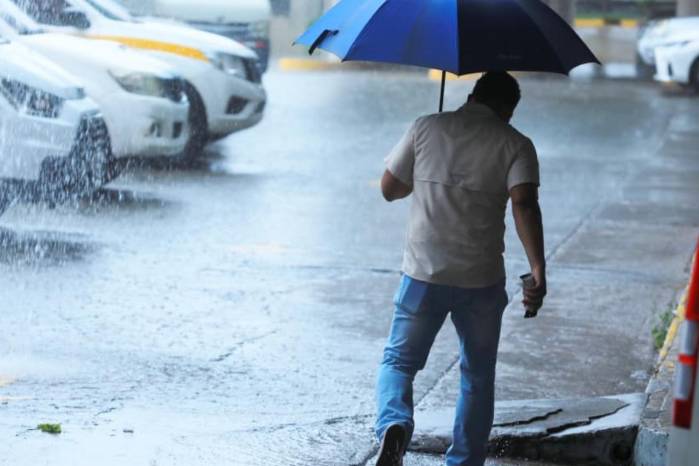 Sinaproc también advirtió sobre posibles ráfagas de viento capaces de provocar el desprendimiento y la caída de objetos.