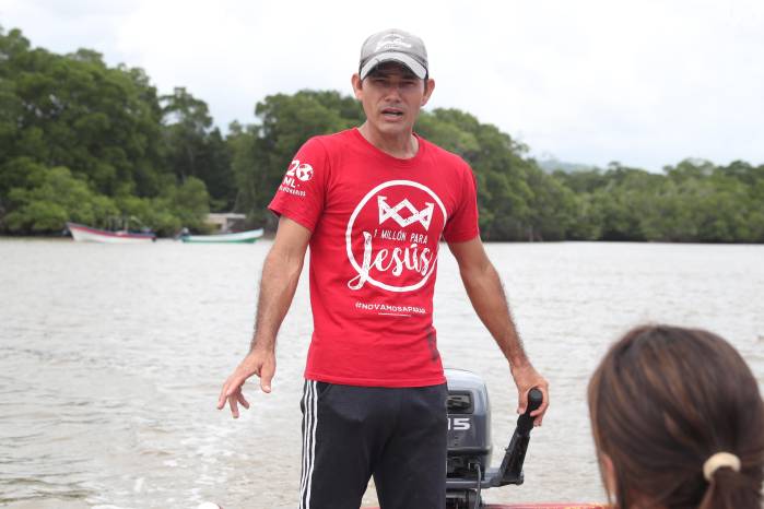 Daddy Delgado, pescador de Isla Cañas, recuerda cómo escapó en su lancha de la ola que avanzó por el estero después del fuerte sismo. “La ola venía atrás de nosotros”, relató.