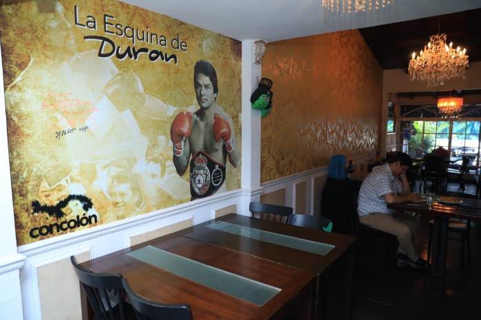 La decoración incluye artesanías panameñas, diablo rojos en miniatura y peluches que se quedaron desde la pandemia.