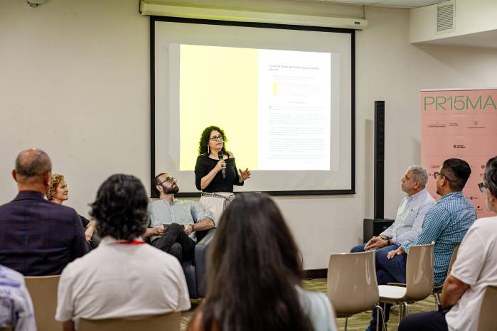 Brígida Tobón, una de las autoras del libro y participante en los talleres de escritura se dirigió al público durante la presentación.