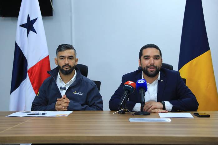 Contralor Flores y Vamos se enfrentan por fondos para autoridades locales