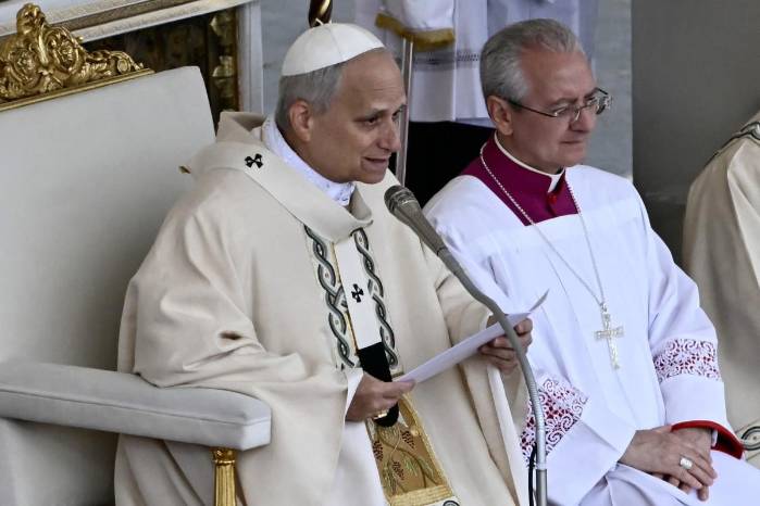Papa León XIV durante eucaristía en el Vaticano.