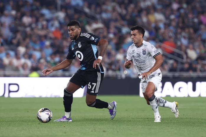 El futbolista panameño, Carlos Harvey (izq.) durante un partido con el Minnesota United.